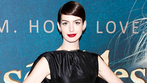 アン・ハサウェイ、『レ・ミゼラブル』プレミア会場で下半身丸見えのアクシデント