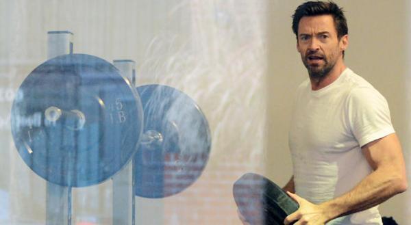 ヒュー・ジャックマン、クリスマス・イブの朝にジムでトレーニング