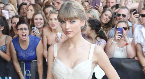 テイラー・スウィフト、ブラッドリー・クーパーに色目を使うもそっぽを向かれる