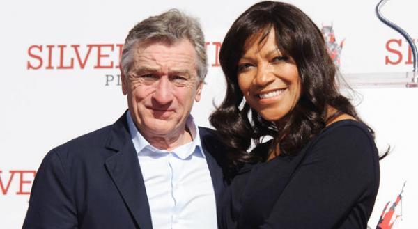 デ・ニーロ、盟友の予言通りにセメント漬け。ハリウッドに手形と足形を刻む