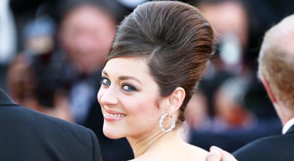 【カンヌ国際映画祭】マリオン・コティヤールは“超盛り髪”ヘアスタイルで会場を圧倒