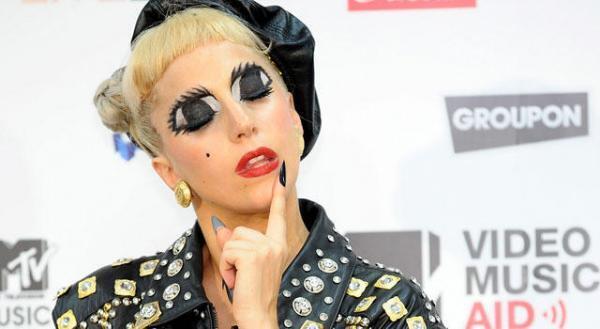 レディー・ガガが使用した付け爪が1個120万円で落札