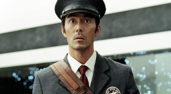 阿部寛、役者人生・初の“アンドロイド”役に　「TOYOTOWN」新CMで西尾由佳理と共演