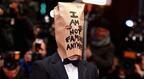 シャイア・ラブーフ、ベルリン映画祭のプレミアに紙袋をかぶって登場