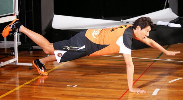 松岡修造がポーズをマネしている動物とは？　『ネイチャー』熱血授業で体当たり