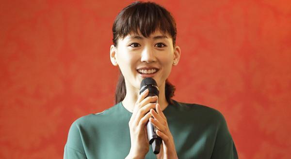 綾瀬はるかが“流暢なフランス語”を披露!?　パリ凱旋プレミア in ルーヴル美術館