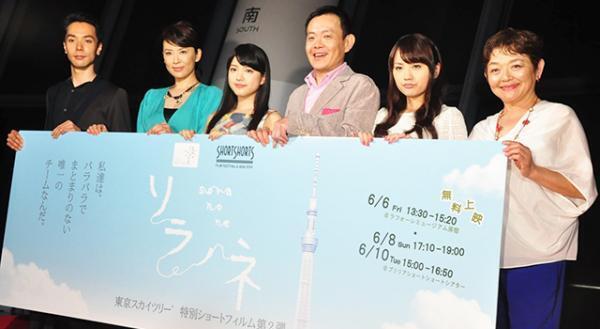 鈴木砂羽、父親との抱擁を「男性とハグ」とツイートされおかんむり！