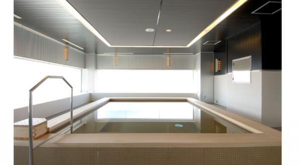 夏場のお風呂はぬるめでじっくり全身浴！ 疲労回復＆肌荒れケアに効果的な入浴法とは？