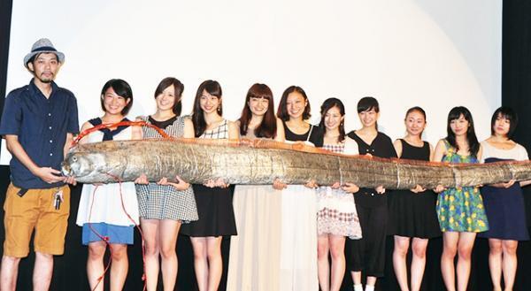 集団妊娠する女子高生役10名が“リュウグウノツカイ”を手に舞台挨拶