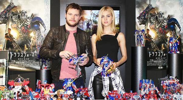 『トランスフォーマー』新作の注目俳優、タカラトミー本社見学で童心に帰る！