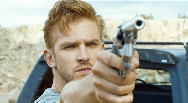 【予告編】筋肉美も披露の英国男子、“裏”の顔が明らかに…？『ザ・ゲスト』