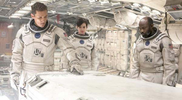 宇宙服のアン・ハサウェイほか初の劇中ビジュアルが公開！『インターステラー』