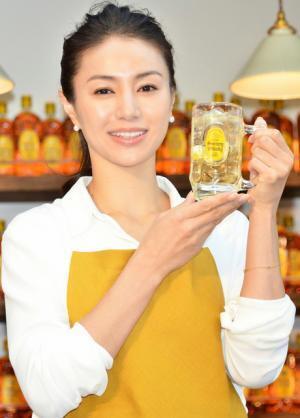 「角ハイ」CMキャラの井川遥、プライベートでも「ハイボール作って」と言われる