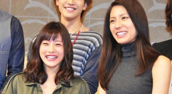 石原さとみ 上目づかいで男を誘惑 ディア シスター 制作発表会見 14年10月8日 ウーマンエキサイト 1 3