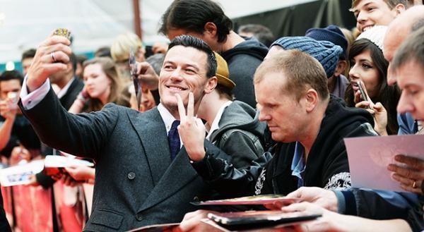 “ドラキュラ”ルーク・エヴァンスの素顔は優男？　ワールドプレミアでファンサービス