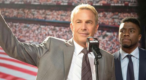 ケヴィン・コスナー、弱小アメフトチームのため究極の心理戦に挑む『ドラフト・デイ』