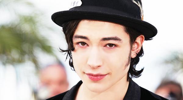 “アメリカの松潤”と話題のイケメン俳優エズラ・ミラー、アメコミヒーローに大抜擢！