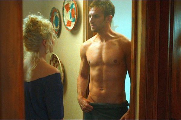 英国男子ダン・スティーヴンスの肉体美に“ガン見”必至！ 『ザ・ゲスト』