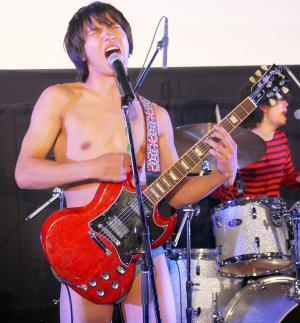 野村周平、パンツ一丁でド熱唱！『日々ロック』完成披露で映画館がライヴハウスに