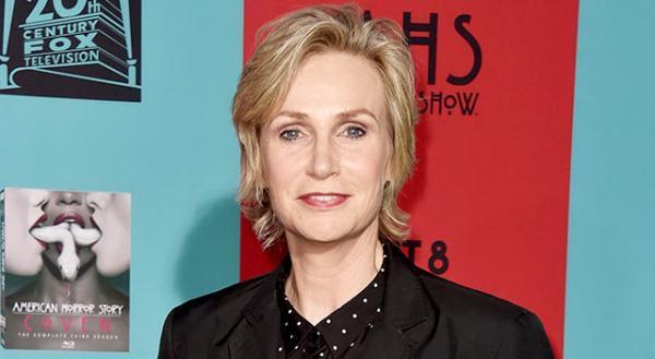 「glee」のスー先生ことジェーン・リンチ、離婚で元配偶者に多額の資産を分配へ