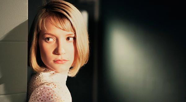 【特別映像】ミア・ワシコウスカ、「出演の決め手は彼」と公然告白！『嗤う分身』