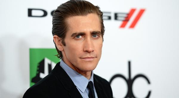 ジェイク・ギレンホール、飛行機に乗ると涙もろくなると告白