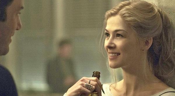 【特別映像】ロマンティックな出会いがなぜ…!?　謎が深まる『ゴーン・ガール』