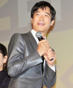 堺雅人、剛力彩芽直伝の“ラケットダンス”をノリノリで披露！