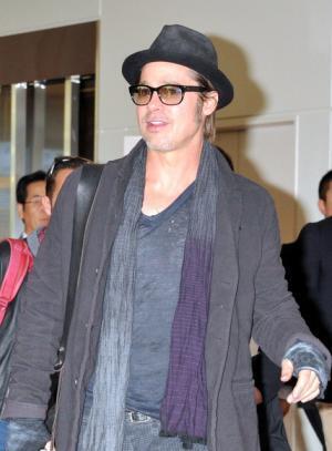 ブラッド・ピット来日に400人超ファンが歓喜！　薬指に“結婚指輪”がキラリ