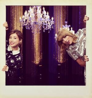 テイラー・スウィフト、仲里依紗と“女子トーク”！ NHK「SONGS」に初出演