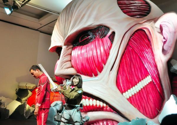 吉木りさ、「進撃の巨人展」でリアル巨人と遭遇＆立体起動装置に大興奮！