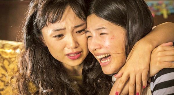 永作博美も混乱!?　佐々木蔵之介ら『ソロモンの偽証』大人キャストの場面写真解禁