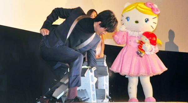 松坂桃李、瓦割り10枚を見事成功！　「ドラゴンボール」の登場人物気分