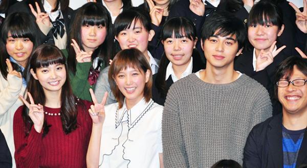 東出昌大が女子高生にハグで騒然！ 『アオハライド』ファンミーティングにサプライズ乱入