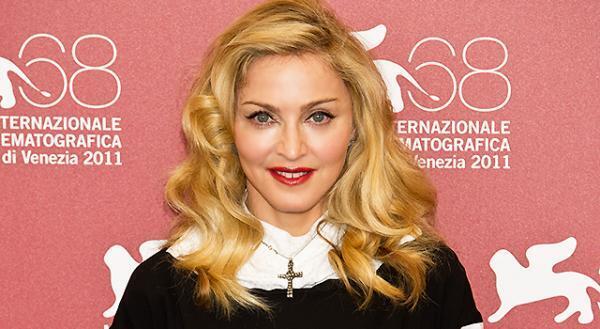 マドンナ、感謝祭は養女の故郷マラウイ共和国の孤児院を訪れる