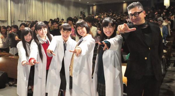 ももクロ、白衣姿で白熱講義！　百田夏菜子がメンバーとの“ラブシーン”明かす