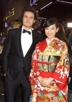 前田敦子、晴れ着姿でオーリーとハグ！　『ホビット』最後のワールドプレミアに参加