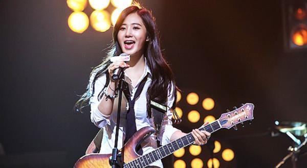 少女時代・ユリ、2人の水泳男子を魅了する秘蔵写真公開！『君に泳げ！』