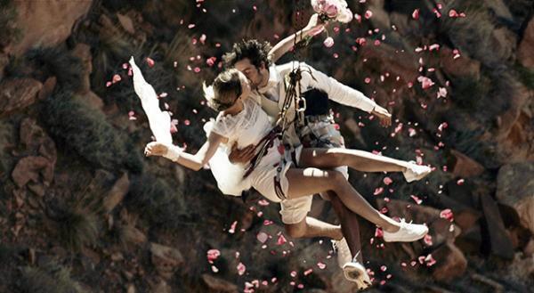 命懸けで“誓いのキス”!?　超ロマンティックな「ウェディング映像」公開