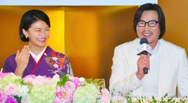 榮倉奈々と豊川悦司が結婚会見!?　話題の“足キス”「恥ずかしかった」