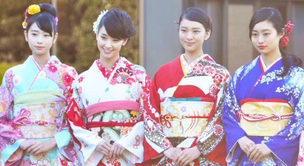 “国民的美少女”グランプリ13歳の高橋ひかる、先輩に囲まれ晴れ着で笑顔！