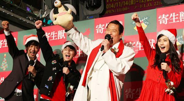 染谷将太＆橋本愛、アントニオ猪木と「1、2、3、ダ～！」　渋谷PARCO前で雄叫び