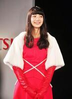 小松菜奈、寒空の下…キュートなサンタ衣裳で登場！　Xmasデートのドライバーを探し中？