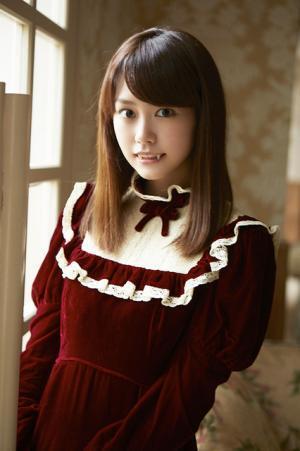 桐谷美玲、“世界8位”の美しい顔に牙が!? 今度はキュートな小悪魔ヴァンパイア！