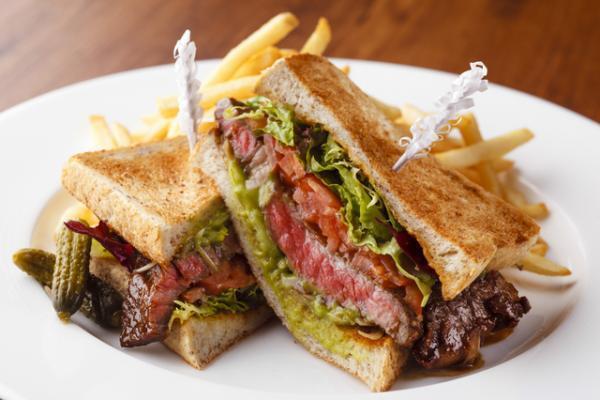 このシズル感たまらない！ 今年一発目の必食のビーフステーキサンド