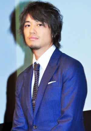 斎藤工、裸体披露も「粗品です」…自虐ネガティブ発言連発！