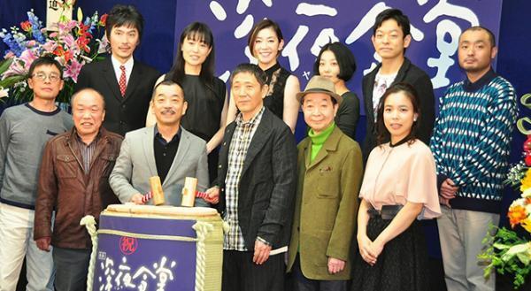 小林薫、『深夜食堂』映画化に感慨！　完成披露に個性派俳優ずらり