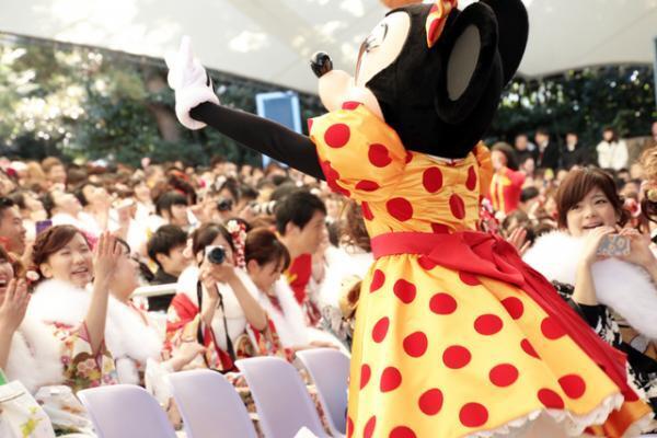 【ディズニー】ランドで平成26年度“成人式”開催！　ミッキーたちが新成人の門出を祝福