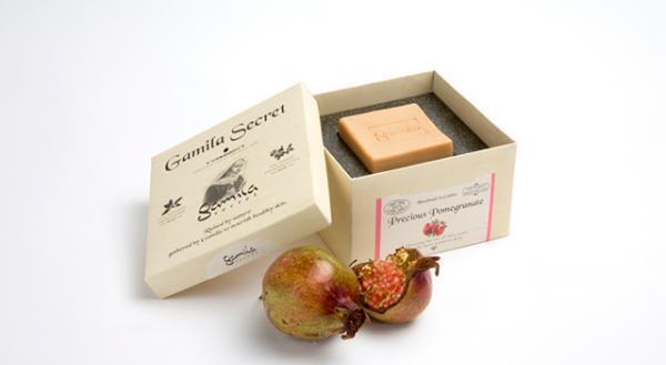 エイジングフルーツ、ザクロを配合したヒーリングソープでやさしく泡パック