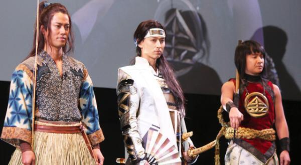 松田翔太×桐谷健太×濱田岳が“英雄”コスチュームで登場！ au発表会2015